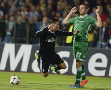 1-1. Cristiano Ronaldo es derribado por Cosmin Moti dentro del área y el ártbitro pitó la pena máxima. El luso anotó el gol del empate con su segundo penalti lanzado.