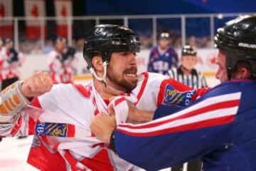 Partido internacional de Hockey sobre hielo en Perth. Australia. Australia-Estados Unidos. El canadiense Justin Sawyer y el nortemaericano Kip Brennan resolvieron sus diferencias a puñetazo limpio.