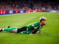 MADRID, SPAIN - JANUARY 04: Cucho Hernandez of Real Betis reacts on the pitch during the LaLiga EA Sports match between Real Madrid CF and Real Betis Balompié at Estadio Santiago Bernabeu on January 04, 2026 in Madrid, Spain. (Photo by Alvaro Medranda/Quality Sport Images/Getty Images)