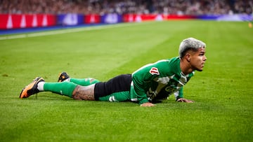 MADRID, SPAIN - JANUARY 04: Cucho Hernandez of Real Betis reacts on the pitch during the LaLiga EA Sports match between Real Madrid CF and Real Betis Balompié at Estadio Santiago Bernabeu on January 04, 2026 in Madrid, Spain. (Photo by Alvaro Medranda/Quality Sport Images/Getty Images)