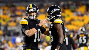PITTSBURGH, PENNSYLVANIA - DECEMBER 03: Diontae Johnson #18 of the Pittsburgh Steelers celebrates after a touchdown with Mitch Trubisky #10 of the Pittsburgh Steelers during the fourth quarter in the game the Arizona Cardinals at Acrisure Stadium on December 03, 2023 in Pittsburgh, Pennsylvania. Joe Sargent/Getty Images/AFP (Photo by Joe Sargent / GETTY IMAGES NORTH AMERICA / Getty Images via AFP)