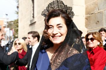 La madre de Rodrigo Fontcuberta, María de la Asunción de Bustos y Marín, en la puerta de la iglesia. 