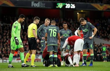 Jugadores de ambos equipos observan cmo atienden a Welbeck.