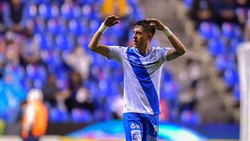 Pablo Parra festeja su gol con Puebla