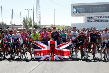 Decimonovena etapa de La Vuelta a España 2022 con un recorrido de 138 kilómetros entre Talavera de la Reina y Talavera de la Reina. En la foto, el pelotón durante el minuto de silencio por el fallecimiento de Isabel II antes del inicio de la etapa de hoy. 
 