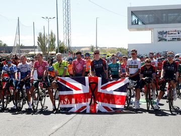 Decimonovena etapa de La Vuelta a España 2022 con un recorrido de 138 kilómetros entre Talavera de la Reina y Talavera de la Reina. En la foto, el pelotón durante el minuto de silencio por el fallecimiento de Isabel II antes del inicio de la etapa de hoy. 
 