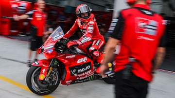 Márquez saliendo del box oficial Ducati.