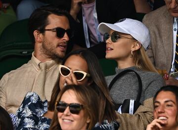 El actor Jonathan Bailey y la cantante Ariana Grande.