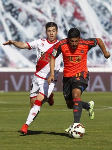 El centrocampista del Rayo Vallecano Adrián Embarba (i) y el delantero mexicano de la Real Sociedad Carlos Alberto Vela, durante el partido de la trigésimo octava y última jornada de Liga, que disputan en el estadio de Vallecas. 