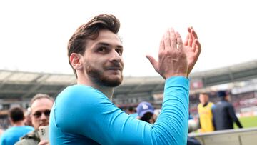 Soccer Football - Serie A - Torino v Napoli - Stadio Olimpico Grande Torino, Turin, Italy - March 19, 2023 Napoli's Khvicha Kvaratskhelia applauds fans after the match REUTERS/Massimo Pinca