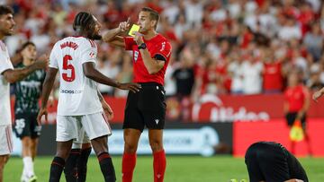 Los jugadores del Sevilla protestan a Alberola.