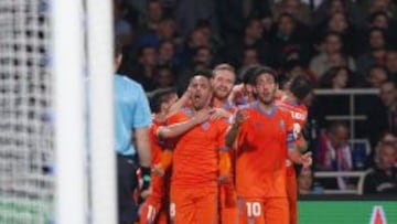Los jugadores del Valencia felicitan a Feghouli por su gol.
