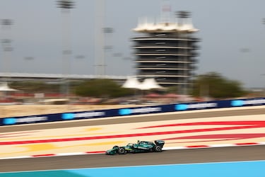 Fernando Alonso al volante del AMR26 Honda durante el segundo día de pruebas de F1 en el Circuito Internacional de Baréin.