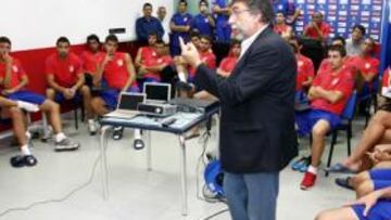 <b>ATENTOS. </b>Escribano ya ha dado alguna charla a los componentes de la plantilla rojiblanca.