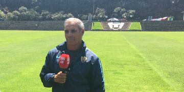 El delantero jugó a principios de los 70´s con las Águilas, donde ganó una copa. El gran goleador chileno terminó su carrera en Pumas, club que le permitió convertirse en entrenador dentro de las fuerzas básicas.