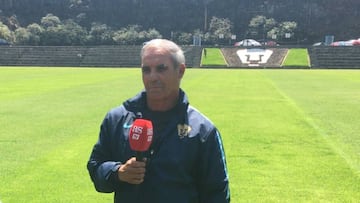 El delantero jugó a principios de los 70´s con las Águilas, donde ganó una copa. El gran goleador chileno terminó su carrera en Pumas, club que le permitió convertirse en entrenador dentro de las fuerzas básicas.