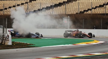 El monoplaza del piloto español se ha roto durante los test realizados esta mañana en el circuito de Montmeló. Han tenido que salir los comisarios con los extintores.