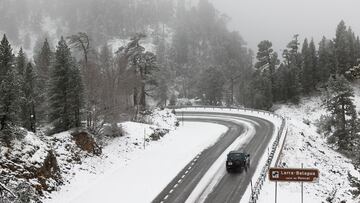 GRAFCAV2163. BELAGOA, 04/11/2022.-La nieve cubre ya en el primer temporal las carreteras y los montes del pirineo navarro donde ha sido necesaria la presencia de los quitanieves para despejar la nieve acumulada en la zona.EFE/ Jesús Diges
