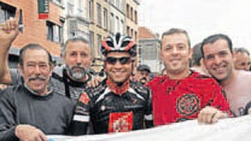 <b>APOYO. </b>Un grupo de emigrantes gallegos, con Óscar Pereiro.