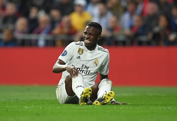 Apenas 4 munitos después, también Vinicius se tiró al suelo sin poder continuar. Fue sustituido por Marco Asensio.