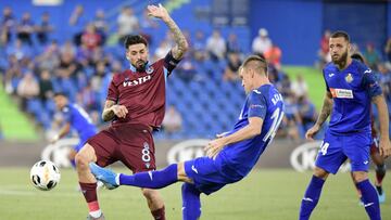 Trabzonspor's Argentine midfielder Jose Ernesto Sosa (L) vies with Getafe's Spanish defender Raul Garcia during the UEFA Europa League group C match Getafe against Trabzonspor at the Coliseum Alfonso Perez stadium in Getafe on September 2016. (P