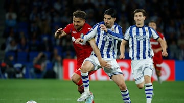 El defensa uruguayo del Getafe Sebastián Boselli (i) lucha con Carlos Soler (c), de la Real Sociedad, durante el partido de la jornada 33 de LaLiga entre la Real Sociedad y Getafe CF en Anoeta. EFE/Juan Herrero