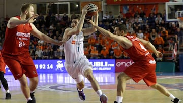 GRAF3919. FUENLABRADA(MADRID) (ESPAÑA), 14/04/2018.-El jugador del Real Madrid Fabien Causeur (c), entra a canasta entre los jugadores del Montakit Fuenlabrada Przemek Karnowski (i), y Ian O'Leary (d), durante el partido de la Liga Endesa que