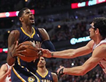 Kirk Hinrich defiende a Paul George.