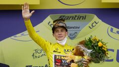 Vingegaard, en el podio del Tour con el maillot amarillo.