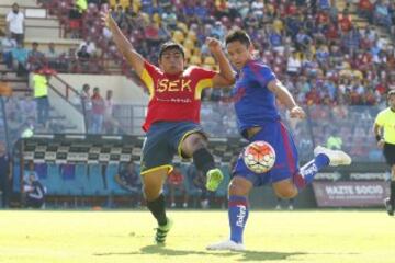 El jugador de Union Española, Dagoberto Currinilla  izq, disputa el balon con Gustavo Canales de Universidad de Chile durante el partido de primera division en el estadio Santa Laura de Santiago, Chile.
