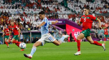 Ocasión del jugador español Marco Asensio que se fue fuera. 