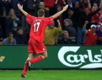El Liverpool ganó su última UEFA en la temporada 2000-2001. En la antológica final se enfrentó al Alavés, al que ganó 5-4 tras disputar la prórroga.
Steven Gerrard celebrando el 2-0.