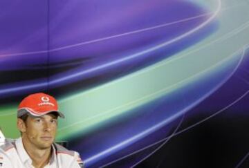 El piloto británico Jenson Button atendiendo a los medios de comunicacion