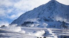 Los ca&ntilde;ones de nieve de Baqueira Beret produciendo nieve para poder abrir la estaci&oacute;n de esqu&iacute; cuanto antes. 