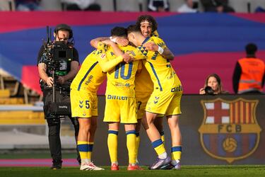 El FC Barcelona sufrió una inesperada derrota 1-2 ante Las Palmas en el Estadi Olímpic Lluís Companys. El partido comenzó con el Barça dominando la posesión y generando varias oportunidades de gol. Sin embargo, Sandro Ramírez adelantó a Las Palmas en el minuto 49, sorprendiendo a la defensa blaugrana. El equipo visitante amplió la ventaja con un gol de Fábio Silva en el minuto 67, dejando al Barcelona contra las cuerdas. 
El Barça intentó reaccionar y logró descontar con un gol de Raphinha en el minuto 61, pero no fue suficiente para evitar la derrota. 