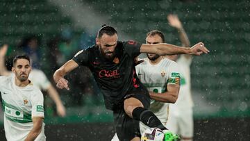 ELCHE, 10/10/2022.- El delantero kosovar del Mallorca Vedat Muriqi (c) dispara a puerta durante el partido de la jornada 8 de Liga en Primera División que Elche CF y Real Mallorca disputan hoy lunes en el estadio Martínez Valero, en Elche. EFE/ Biel Alino