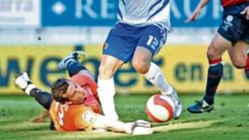 <b>LA JUGADA DECISIVA. </b>Ricardo le saca el balón de los pies a Oliveira en un mano a mano en la primera parte que pudo cambiar el curso del partido.