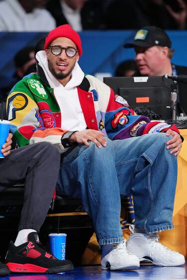 Tyrese Haliburton en la grada disfrutando del NBA Rising Stars Challenge All-Star 2024.