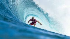 Kelly Slater surfeando un tubo durante una de las pruebas de la WSL