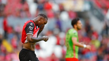 AME9903. GUADALAJARA (MÉXICO), 16/08/2022.- Aníbal Chalá de Atlas se lamenta hoy contra el Juárez, durante un partido por la jornada 9 del torneo Apertura 2022 de la Liga MX, en el Estadio Jalisco en Guadalajara (México). EFE/ Francisco Guasco