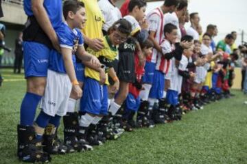 Niños discapacitados participan en un evento deportivo con futbolistas, en Praia Grande (Brasil). El campo de fútbol del Instituto Neymar Jr fue el escenario de la final del campeonato "Bota do Mundo" o "World Boots" , una cita apadrinada por el jugador del Barcelona y disputada por dieciséis niños de la Asociación de Asistencia de Niños Discapacitados (AACD) que hoy vieron realizado el sueño de compartir balón con algunos de sus ídolos.