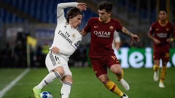 Luka Modric intenta zafarse de su compatriota Ante Coric en el &uacute;ltima partido de Champions que el Real Madrid disput&oacute; ante el Roma en el Ol&iacute;mpico en noviembre de 2018.