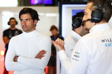 El piloto español, Carlos Sainz, momentos antes de probar por primera vez el FW-46 en el circuito Yas Marina.