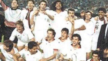 <b>MAESTROS. </b>El Milán de Sacchi tiraba el fuera de juego a la perfección.