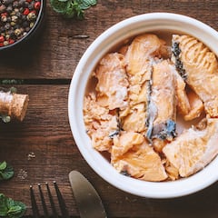 Abren unas latas de salmón caducadas desde 1979 y sorprende lo que hallan: “Lograron encontrar los huéspedes adecuados”