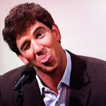 Eli Manning en su aparición en el programa de humor "Saturday Night Live".