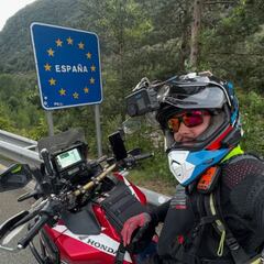 Viajó en moto durante 6 años y finalmente llegó a París: la impresionante ruta que realizó este motero colombiano