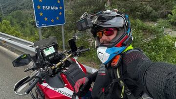 Daniel Cabrera, el colombiano que ha viajado durante seis años en moto para lograr su sueño de llegar a París.