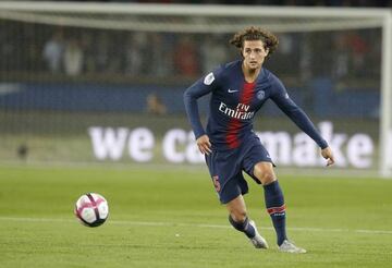 Adrien Rabiot durante un partido con el PSG.