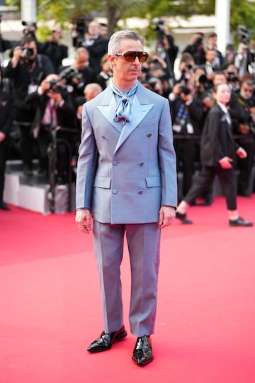 El miembro del jurado Jeremy Strong posa para los fotógrafos durante la alfombra roja de la ceremonia de premios.